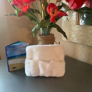 Victoria’s Secret Dream angels WHITE faux fur and Satin lined cosmetic purse.